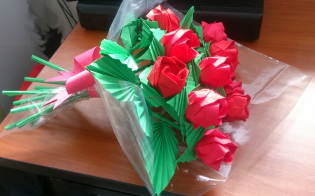 Arreglo que consta de 12 rosas envueltas en plástico y con un pequeño moño.